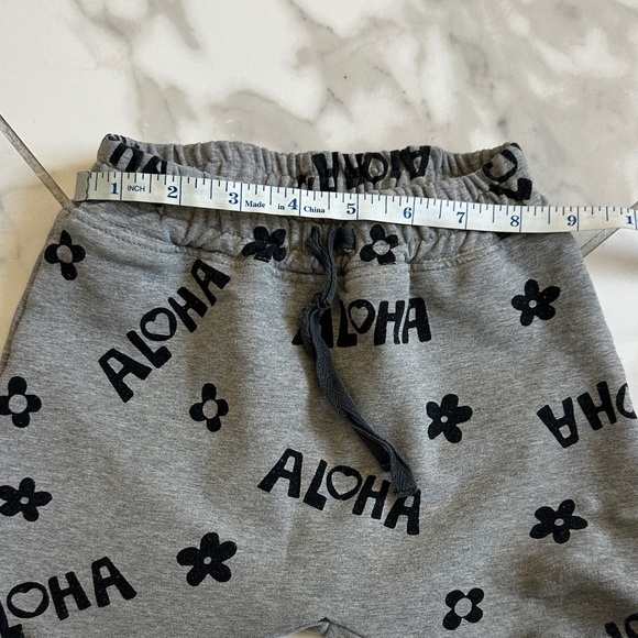 Little Chiefs of Hawaii Aloha Print Kids Jogger shorts in Gray - Picture 4 of 6